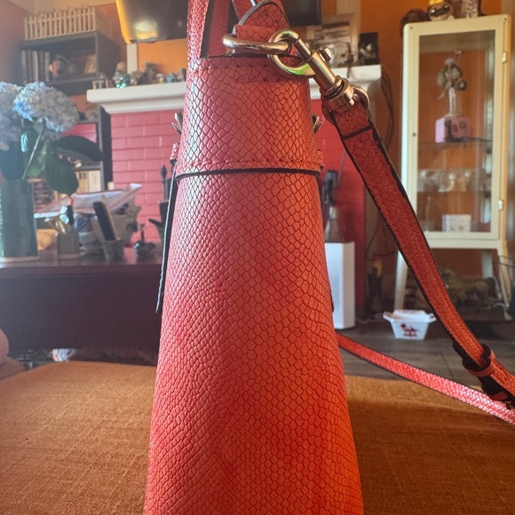 Guess Dayan Shopper Purse/crossbody. NWOT - Picture 5 of 8